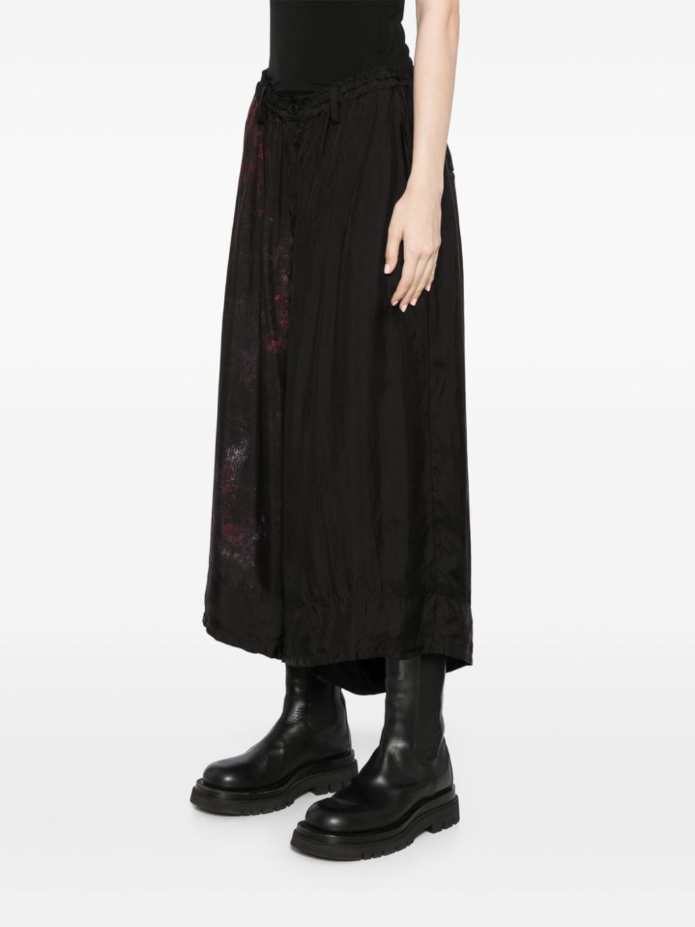 Shop Y's Abstract-print Pleated Midi Skirt In Schwarz