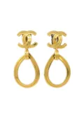 CHANEL Pre-Owned 1996 CC dangle clip-on earrings - Gold