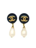 CHANEL Pre-Owned 1996 CC faux-pearl clip-on earrings - Black