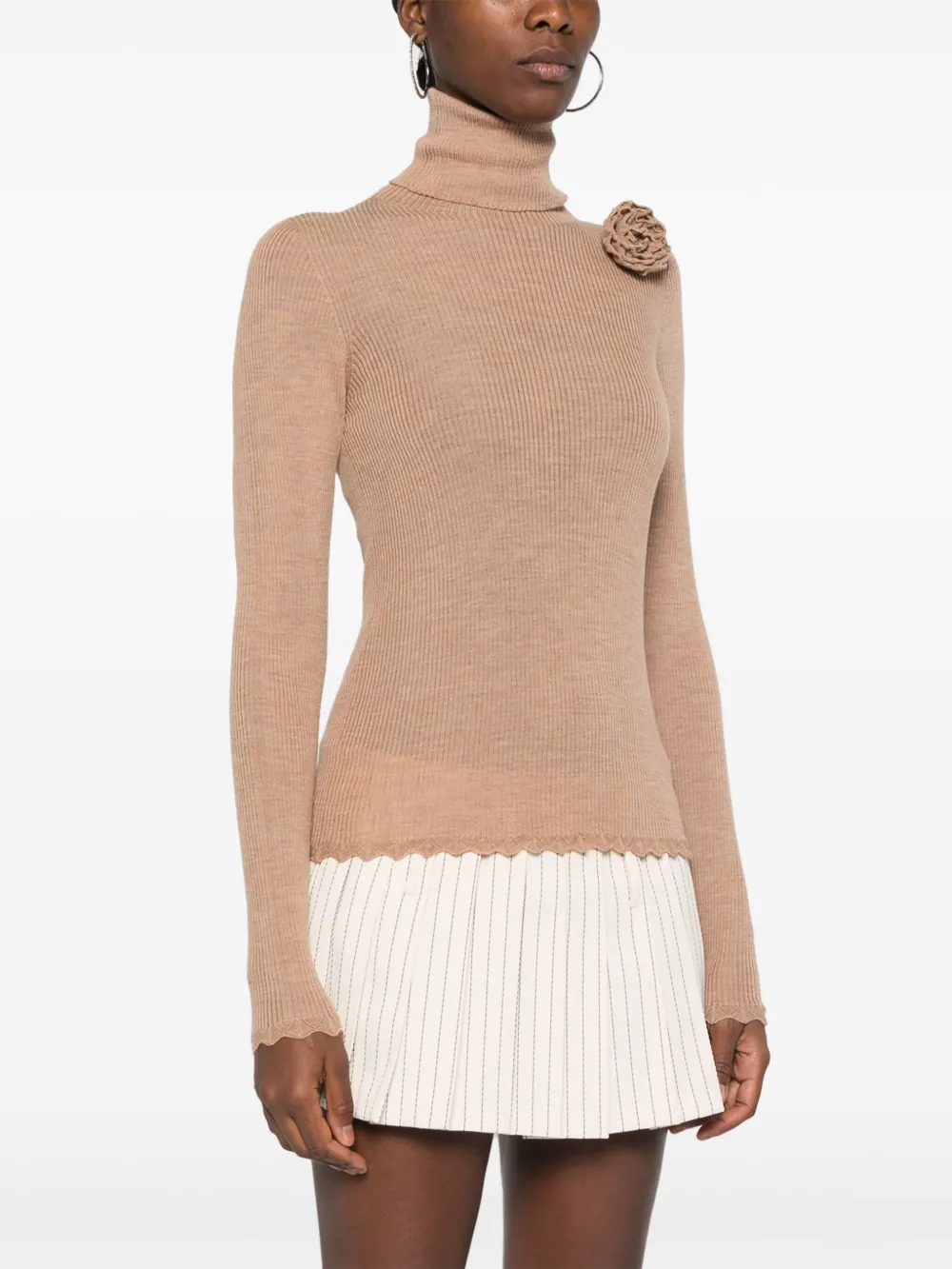 Blumarine Coltrui met broche Beige