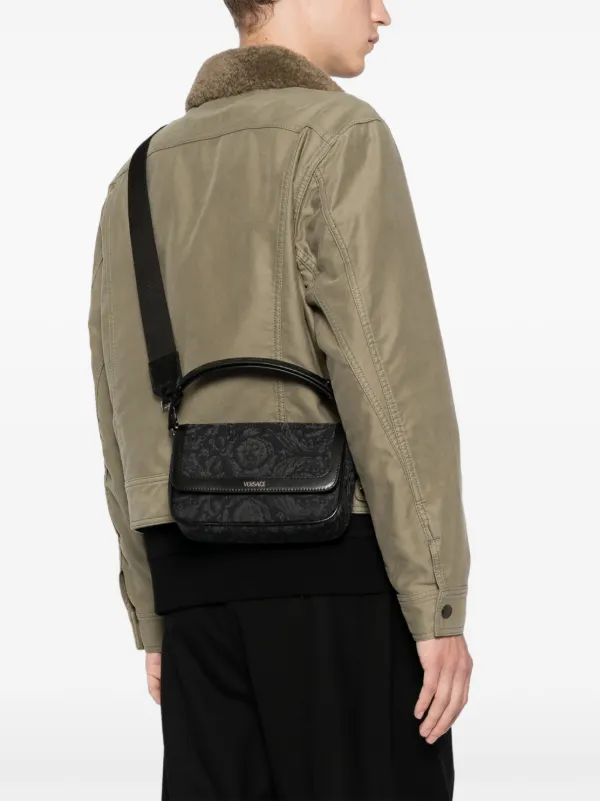 【関税込み】Versace バロッコ メッセンジャーバッグ Versace バロッコ ショルダーバッグ | ブラック | FARFETCH JP