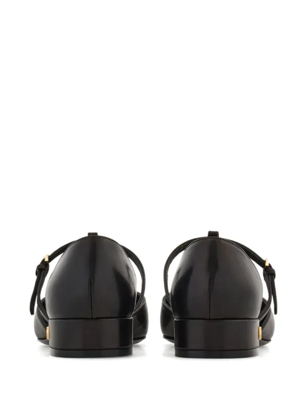 Ferragamo Tストラップ フラットパンプス | ブラック | FARFETCH JP