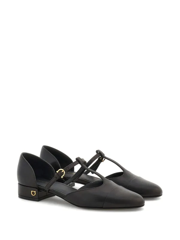 Ferragamo Tストラップ フラットパンプス | ブラック | FARFETCH JP