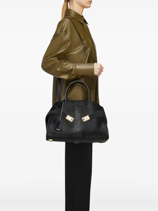 ハグハンドバッグ（M） Ferragamo Hug ハンドバッグ M | ブラック | FARFETCH JP