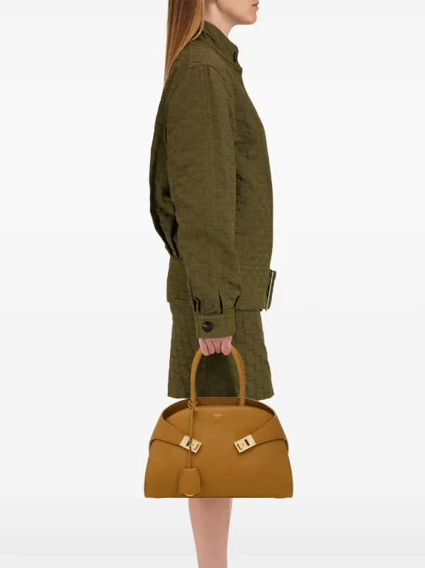 【FERRAGAMO】Hug ハンドバッグ(S) Ferragamo Hug ハンドバッグ S | ブラウン | FARFETCH JP