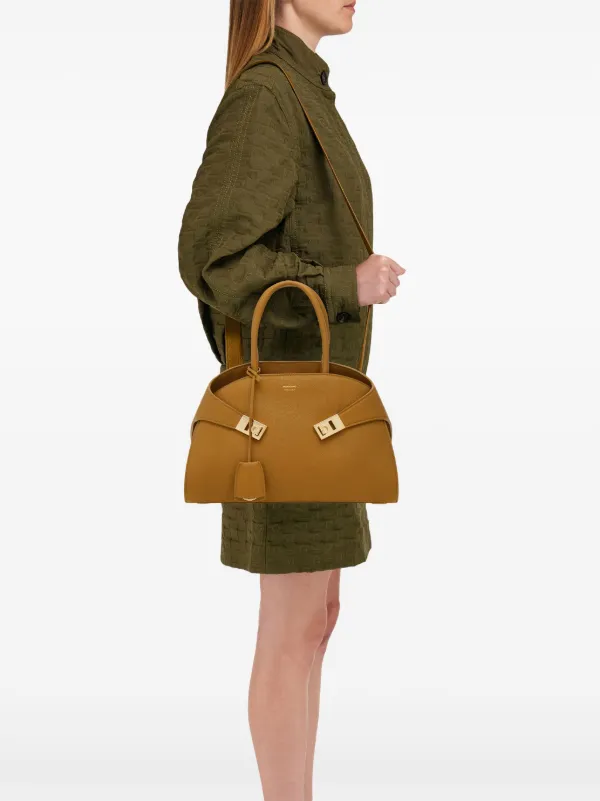 【FERRAGAMO】Hug ハンドバッグ(S) Ferragamo Hug ハンドバッグ S | ブラウン | FARFETCH JP