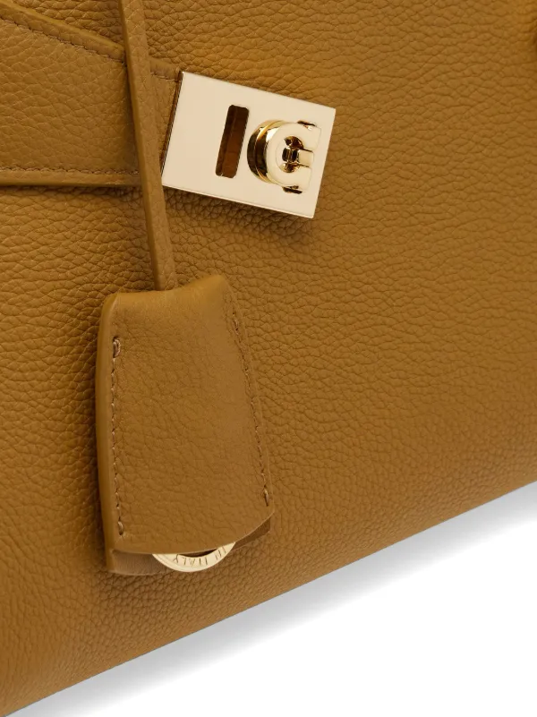 【FERRAGAMO】Hug ハンドバッグ(S) Ferragamo Hug ハンドバッグ S | ブラウン | FARFETCH JP