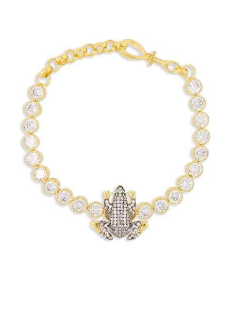 Begüm Khan pulsera con dije de rana