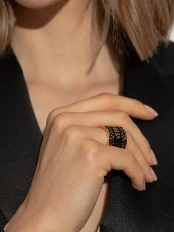 VERSACE 90s ヴィンテージ ユニセックス ロゴ リング Versace '90s Vintage Logo Ring | Black | FARFETCH HK