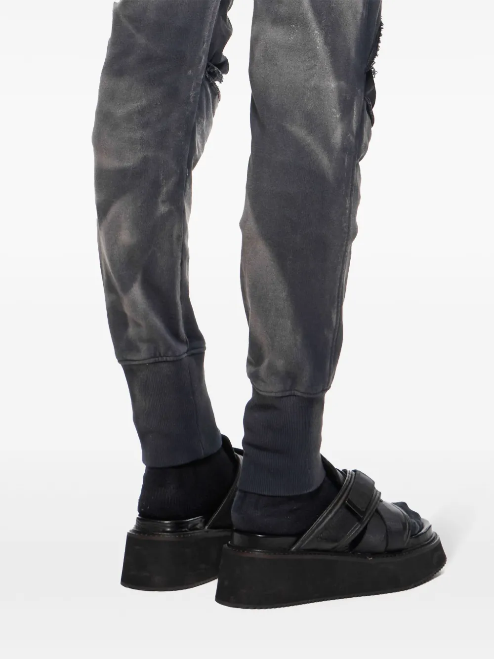 【関税込み】JULIUS ブラック Edge Cut レザー サンダル JULIUSのブラック Edge Cut レザー サンダルがセール中