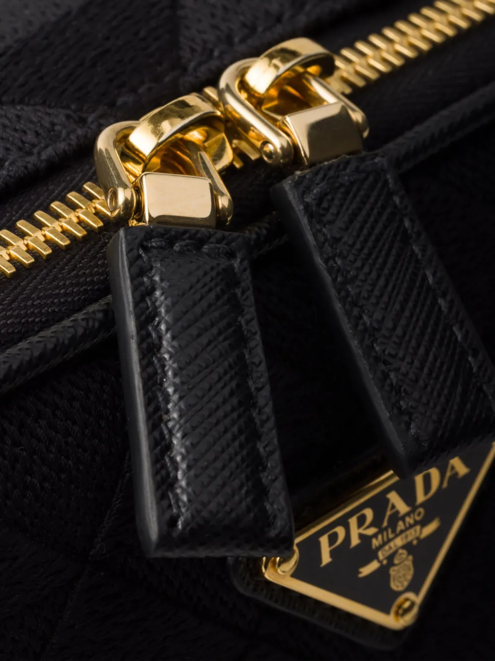 Prada Brique messengertas met driehoekig patroon Zwart