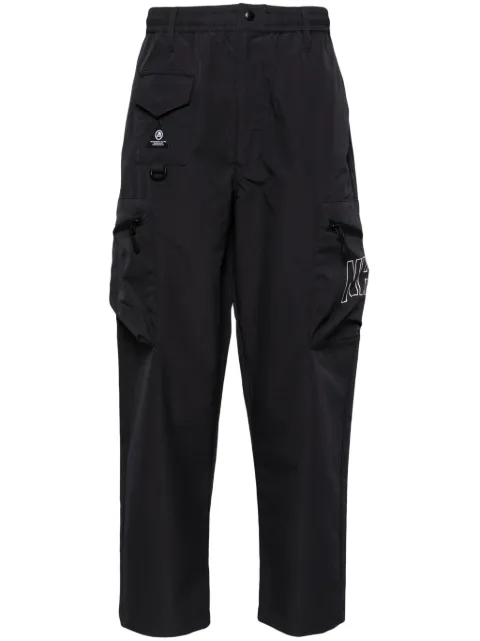 izzue pantalones cargo con logo estampado