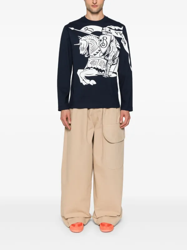 【送料&関税込】Burberry Equestrian Knight Logo Print T-shir Burberry Equestrian Knight-print Cotton T-shirt | Black