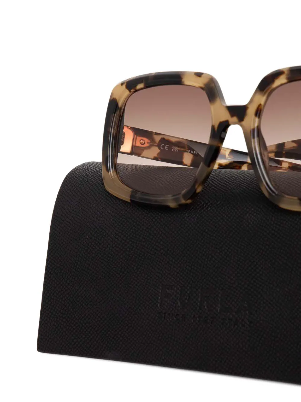 Furla Zonnebril met schilpadschild design Bruin