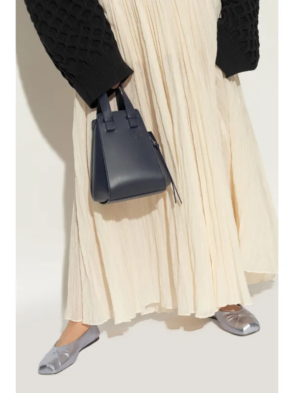 LOEWE コンパクト ハンモック レザーバッグ | ブルー | FARFETCH JP