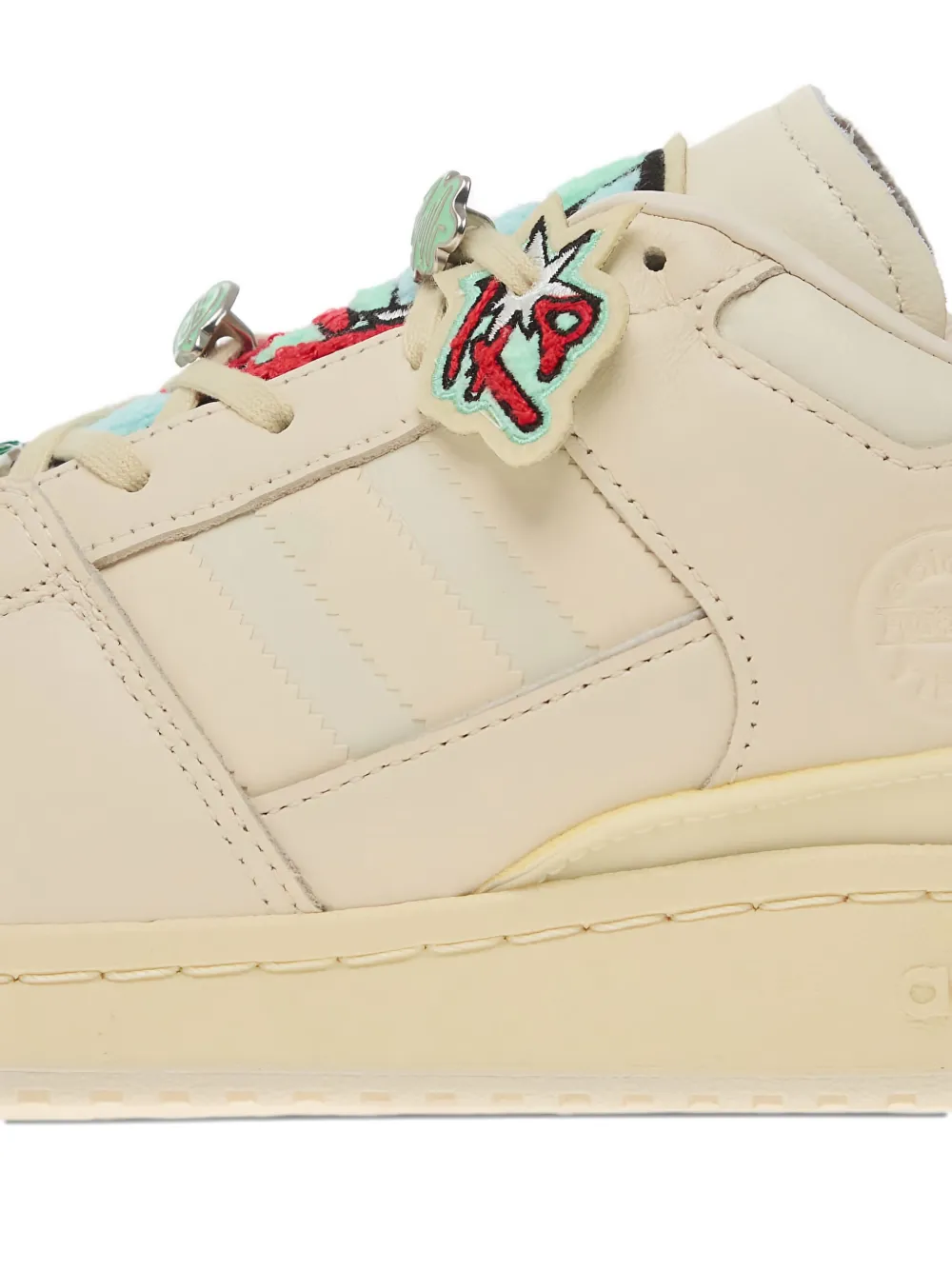 adidas Sneakers met geborduurde patch Beige