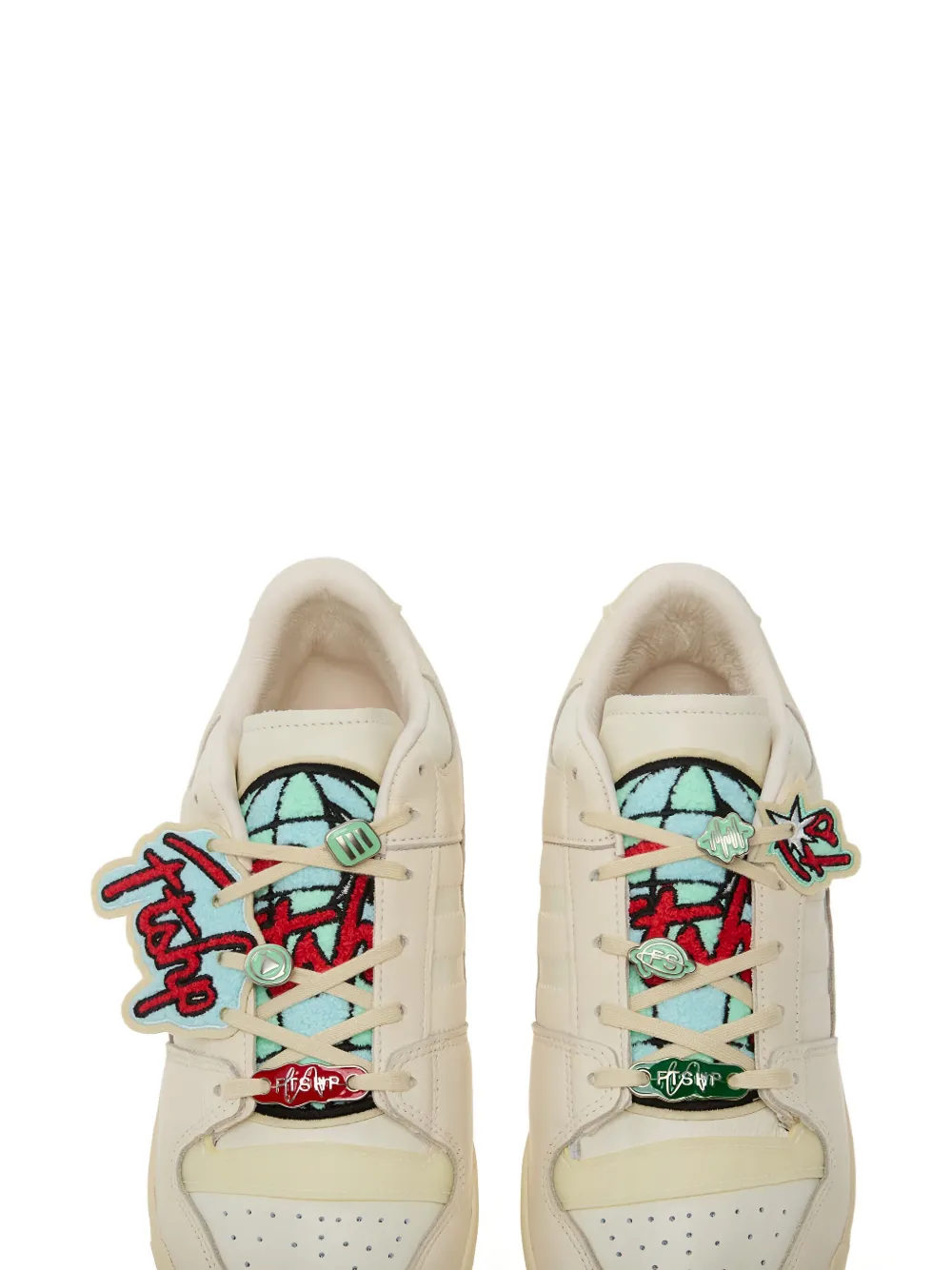 adidas Sneakers met geborduurde patch Beige