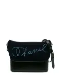 CHANEL Pre-Owned 2018-2019 Medium Paris-Hamburg Embroidered Gabrielle Hobo crossbody bag - Blue