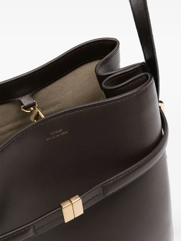 【TOTEME】ベルト付きバケットバッグ TOTEME ベルテッド バケットバッグ | ブラウン | FARFETCH JP