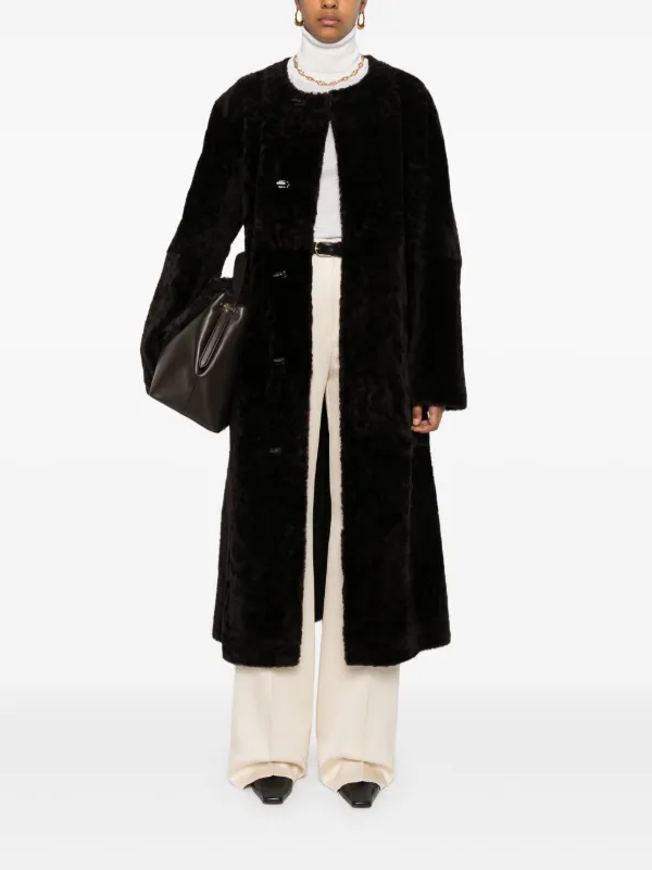 【Toteme】柔らかいシアリングのロングコート TOTEME シアリング コート | ニュートラル | FARFETCH JP