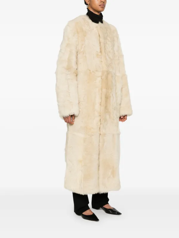 【Toteme】柔らかいシアリングのロングコート TOTEME シアリング コート | ニュートラル | FARFETCH JP