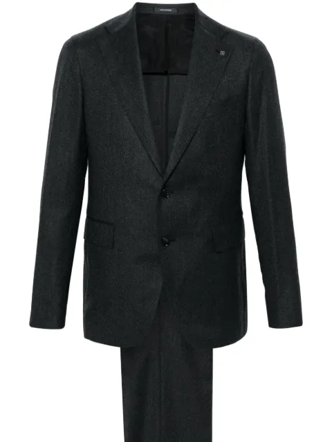 Tagliatore traje con broche del logo