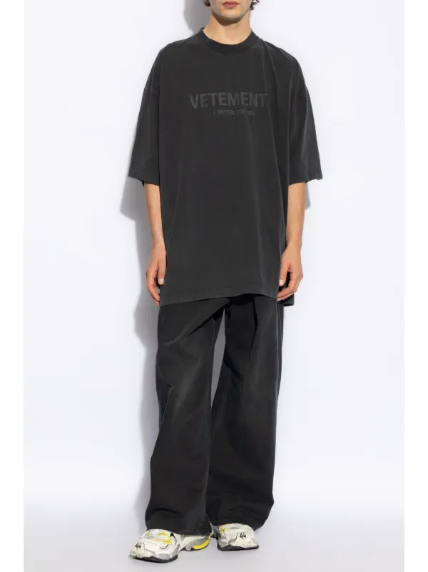 VETEMENTS logo-print T-shirt | Black | FARFETCH