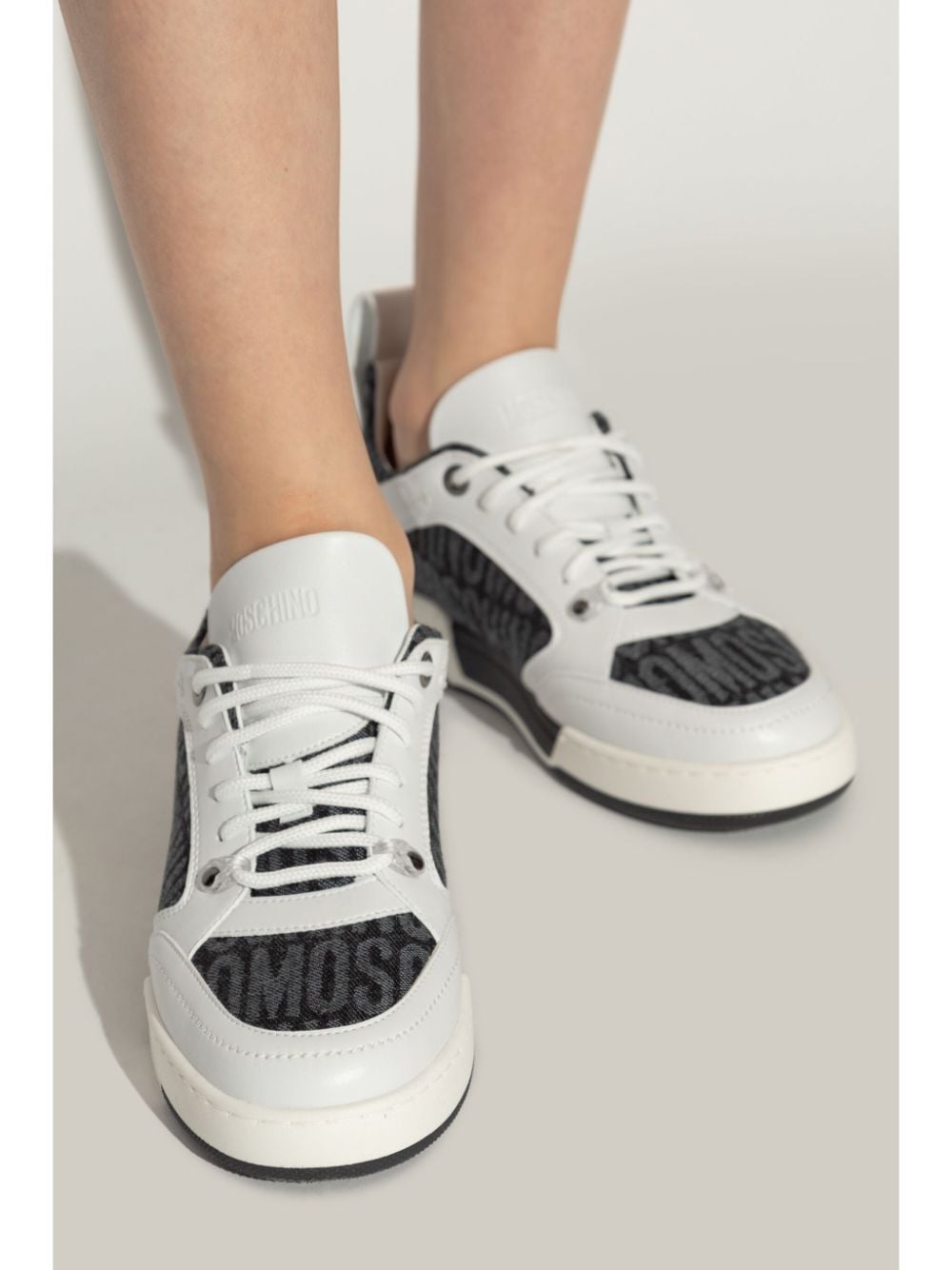 Moschino logo-jacquard sneakers - Zwart