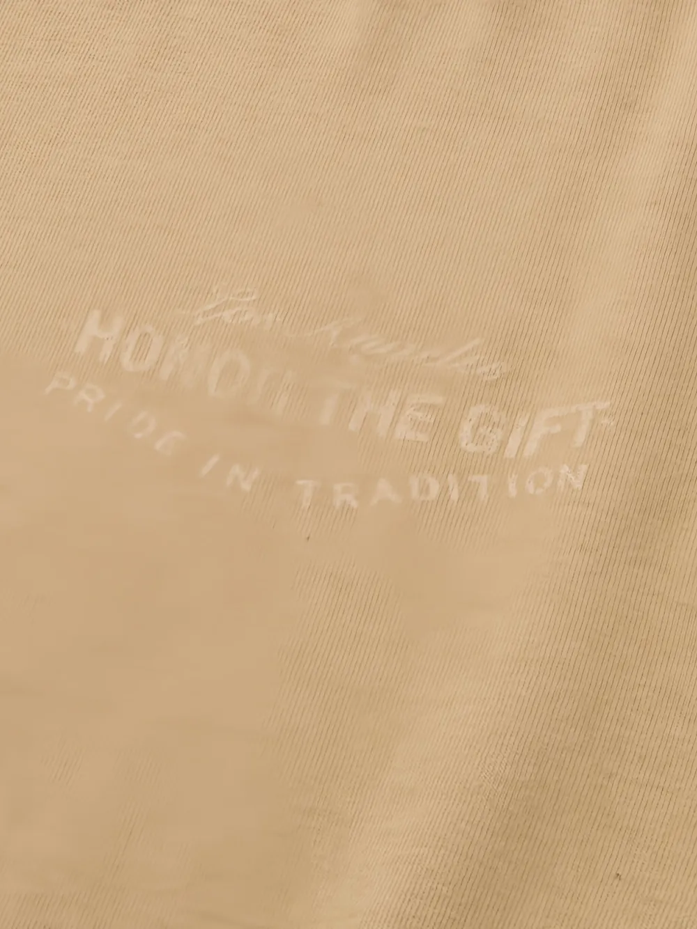 Honor The Gift T-shirt met print Beige