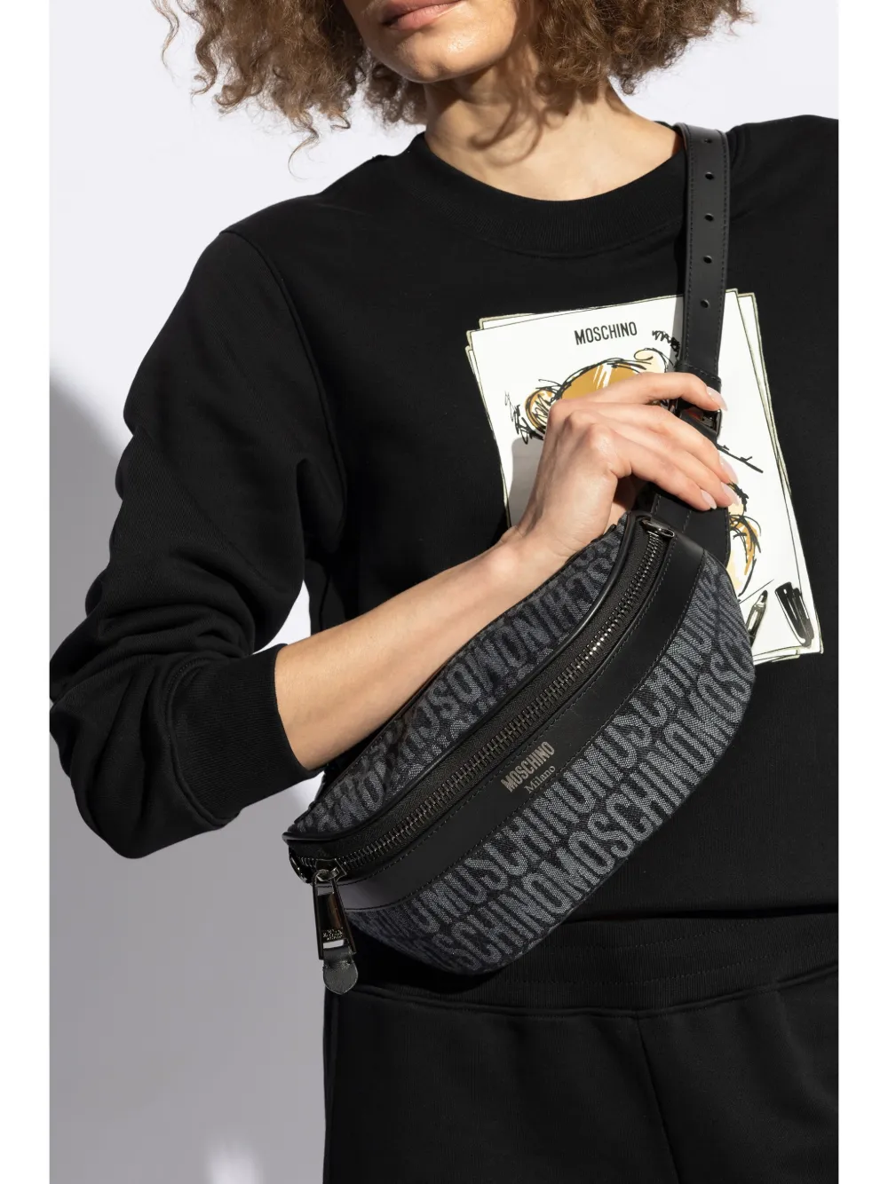 Moschino monogram zipped belt bag - Zwart