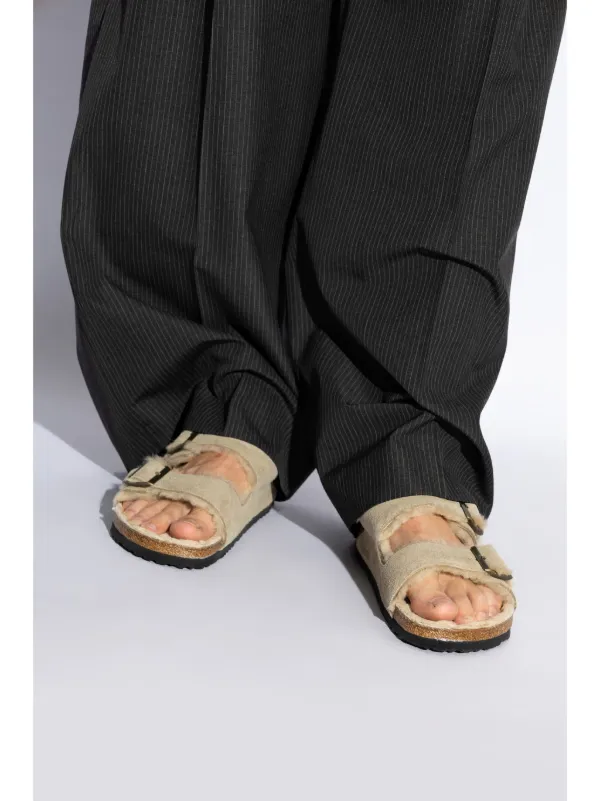 Birkenstock Sandália Arizona Com Pelos | Neutro | FARFETCH BR
