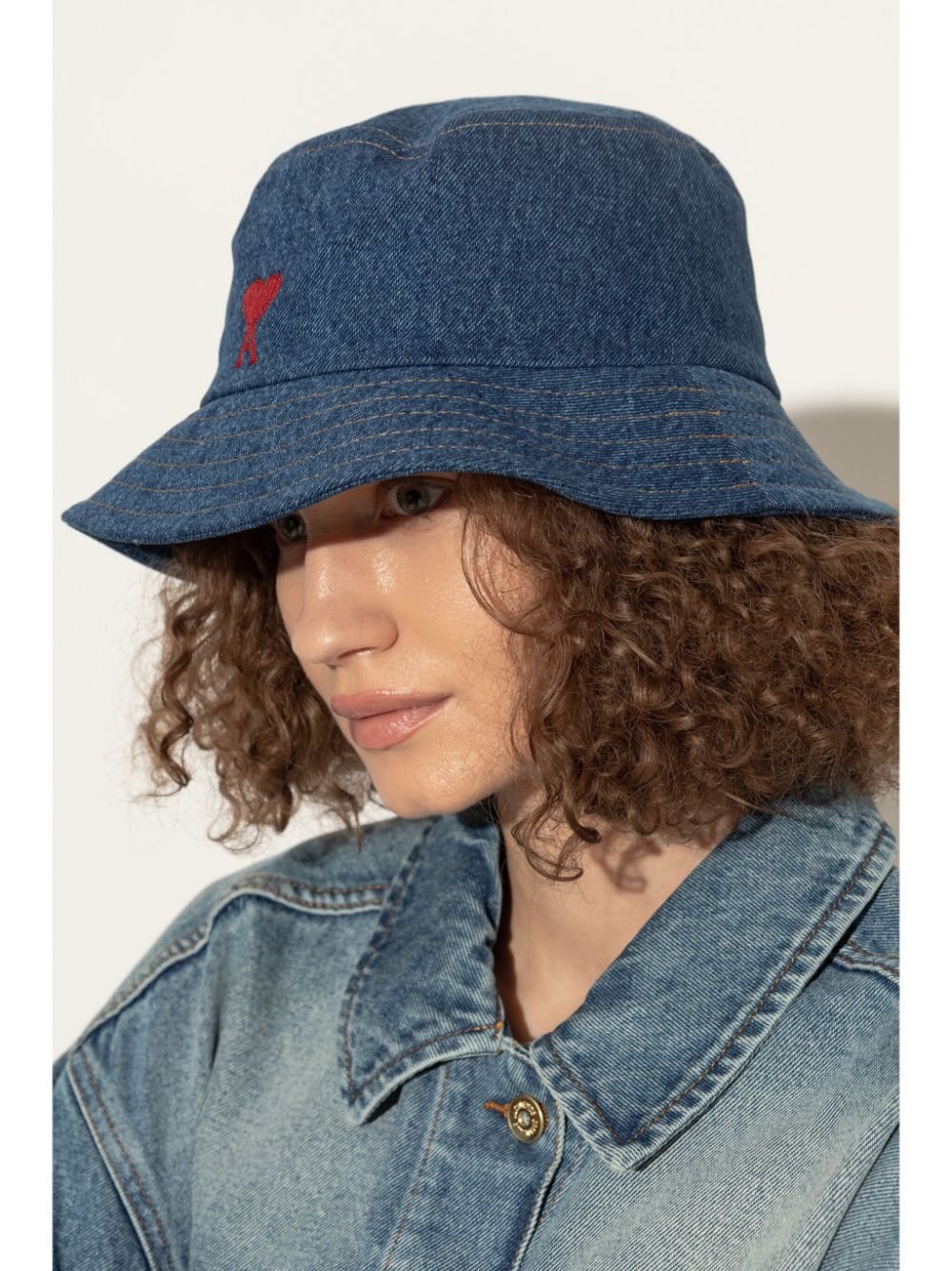 AMI Paris embroidered-logo denim bucket hat - Blauw