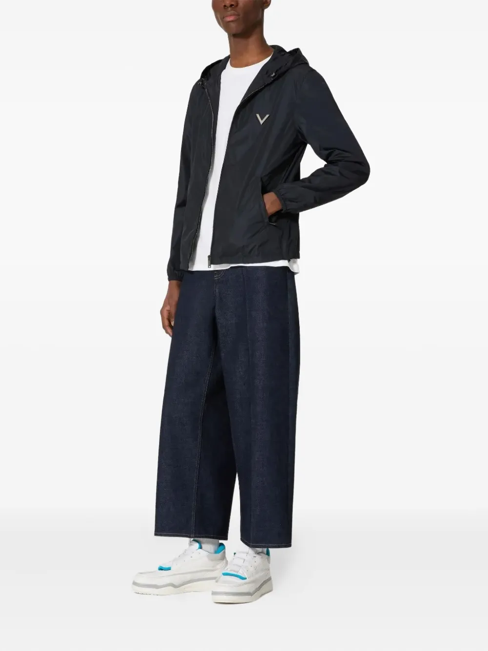 Valentino Garavani chamarra rompevientos con capucha y y detalle en V | Chamarras bomber | Image 2