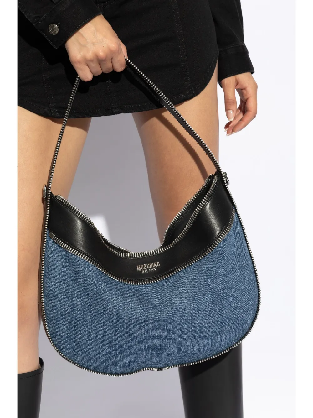 Moschino logo-plaque denim shoulder bag - Blauw