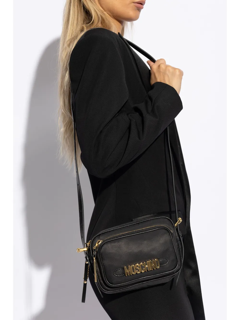 Moschino logo plaque cross bag - Zwart