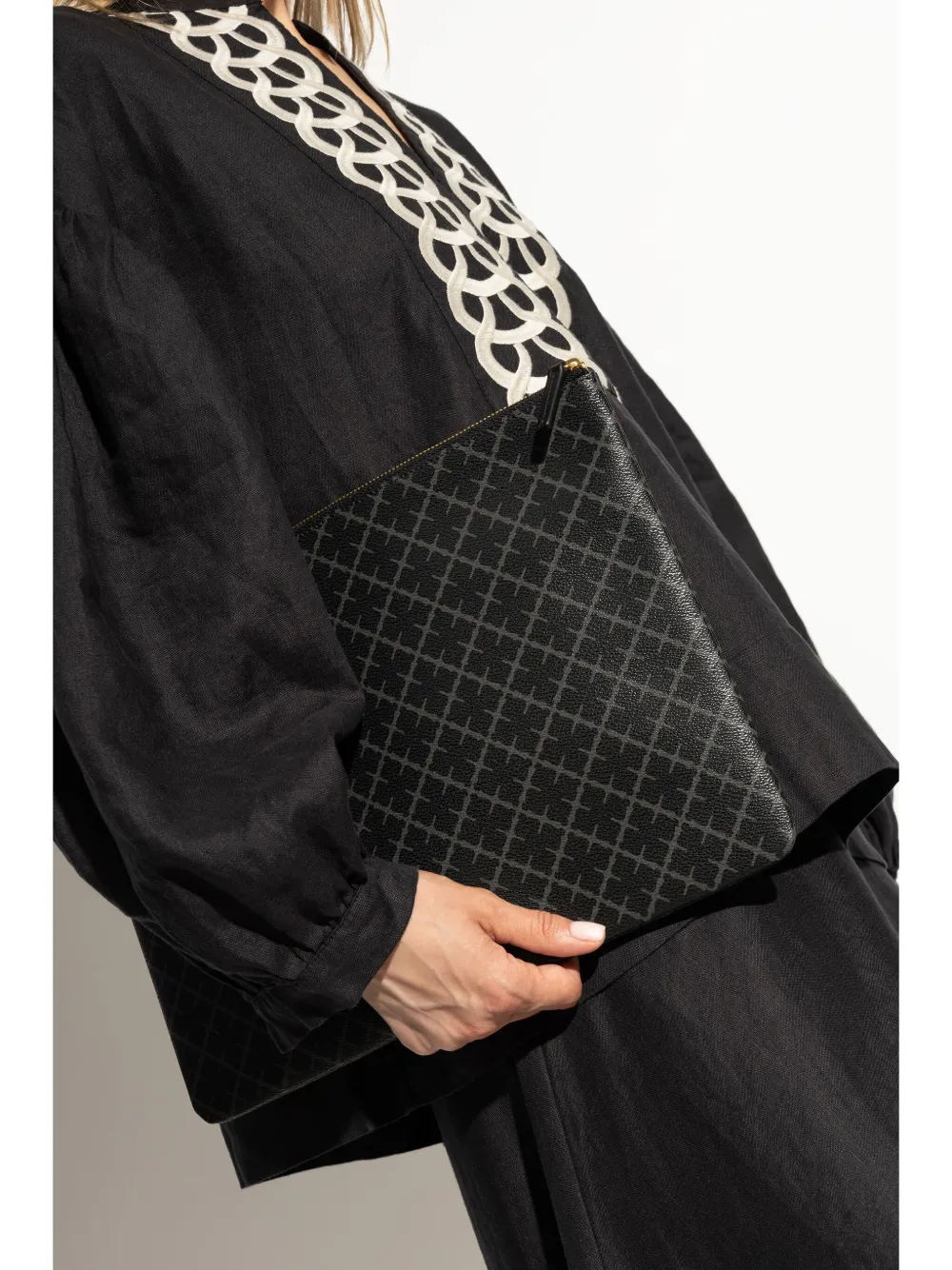 By Malene Birger Laptoptas met kruispatroon - Zwart