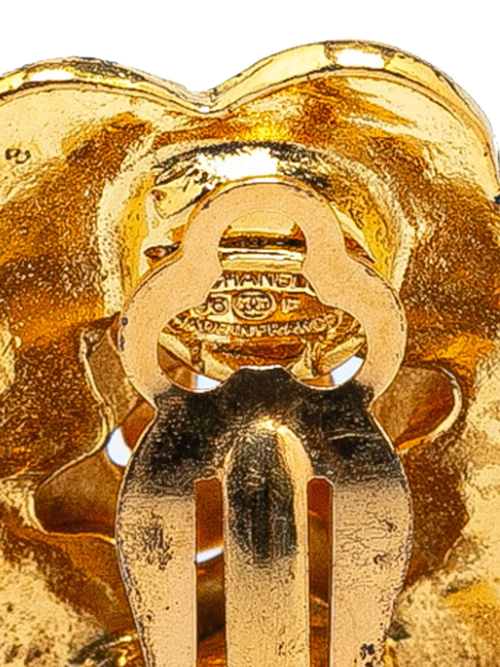 Pre-owned Chanel 1996 Gold Plated Cc Flower Clip On Costume Earrings