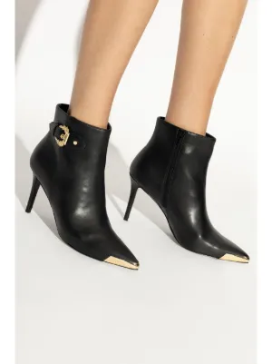 VERSACE JEANS 人気のロゴ バックル ピンヒール アングル ブーツ Versace Jeans Couture ウィメンズ アンクルブーツ通販 - FARFETCH