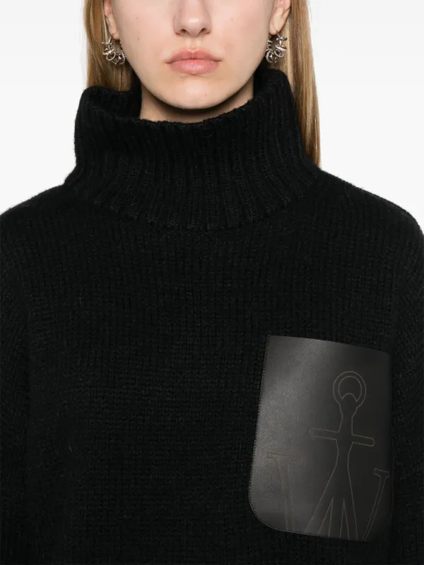 Sweater with high collar clearance