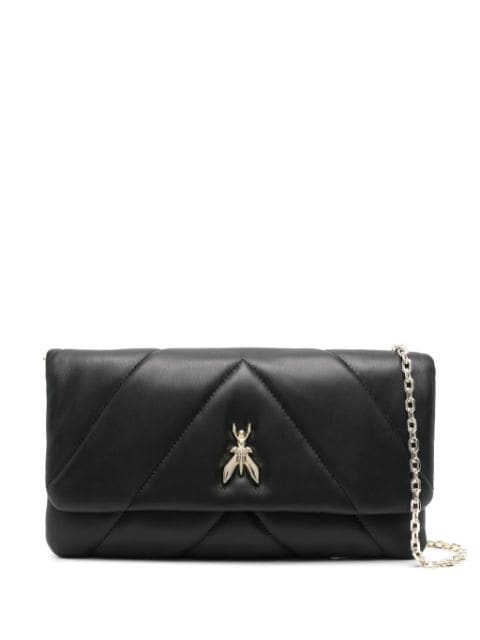 Patrizia Pepe bolsa crossbody capitonada con placa Fly