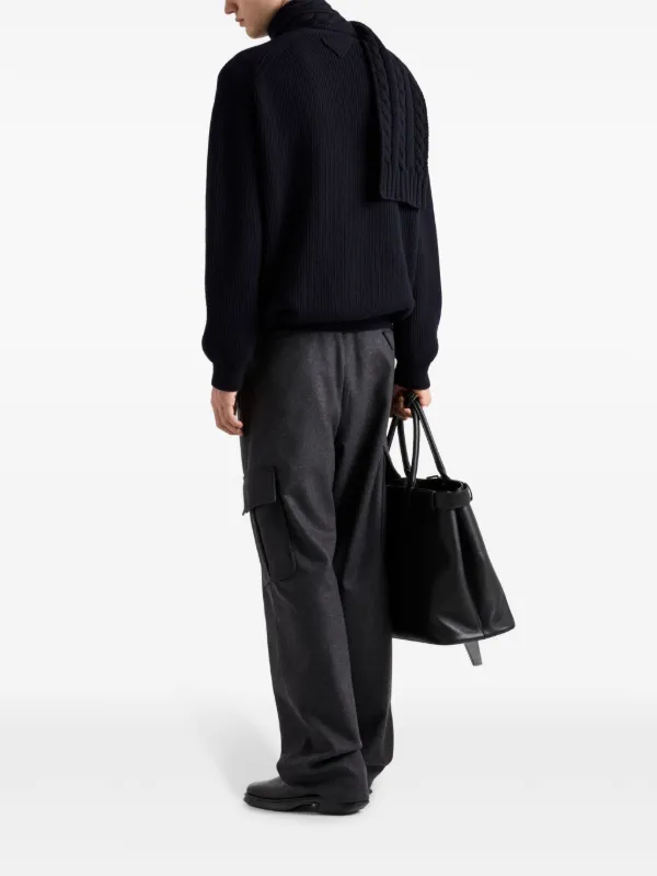 PRADA Vネックカーディガン　プラダ グレーのニットといえば【プラダ｜PRADA】の「名色」Vネック