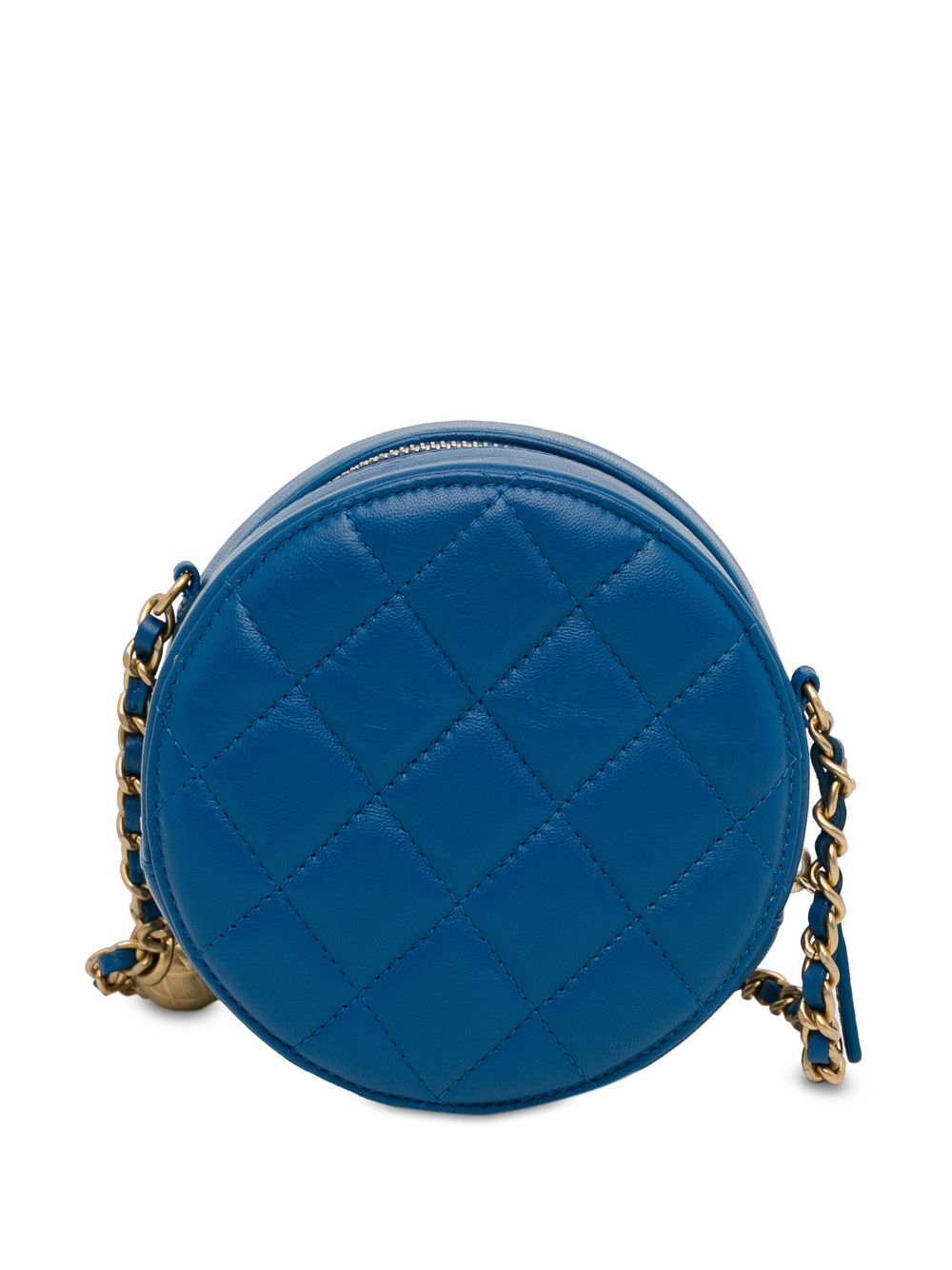 CHANEL Pre-Owned 2019 CC Quilted Lambskin Pearl Crush Round Clutch with Chain crossbody bag - Blauw