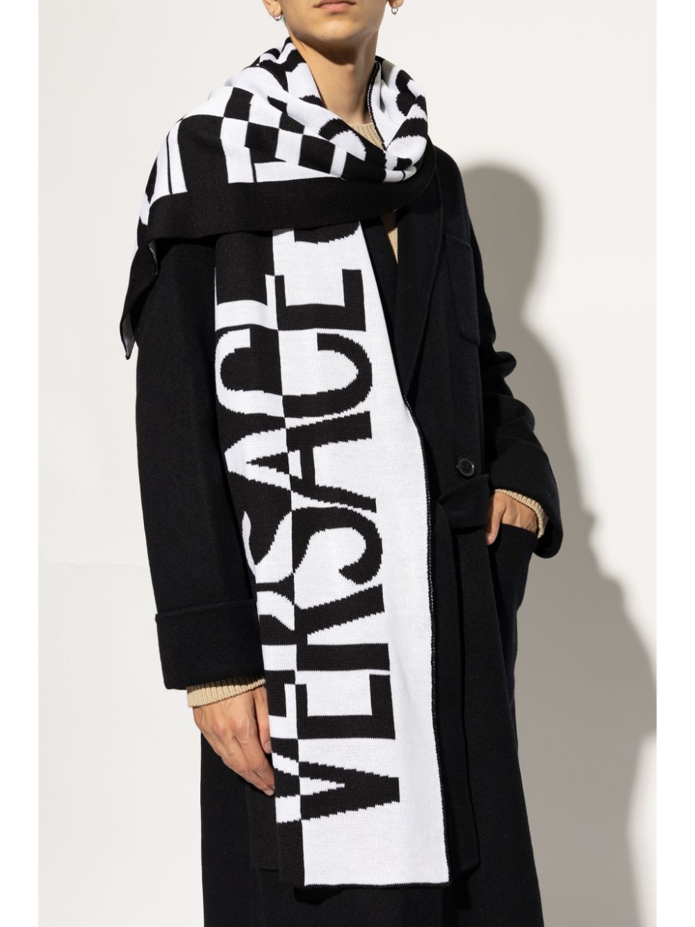 Versace Jeans Couture logo-intarsia scarf - Zwart