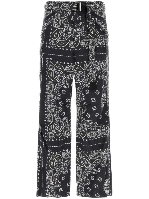 sacai pantalones cargo con estampado de bandana