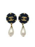 CHANEL Pre-Owned 1996 logo faux-pearl clip-on earrings - Black