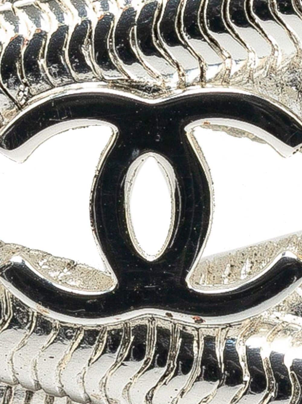 CHANEL Pre-Owned 1997 Brass CC costume brooch - Zilver