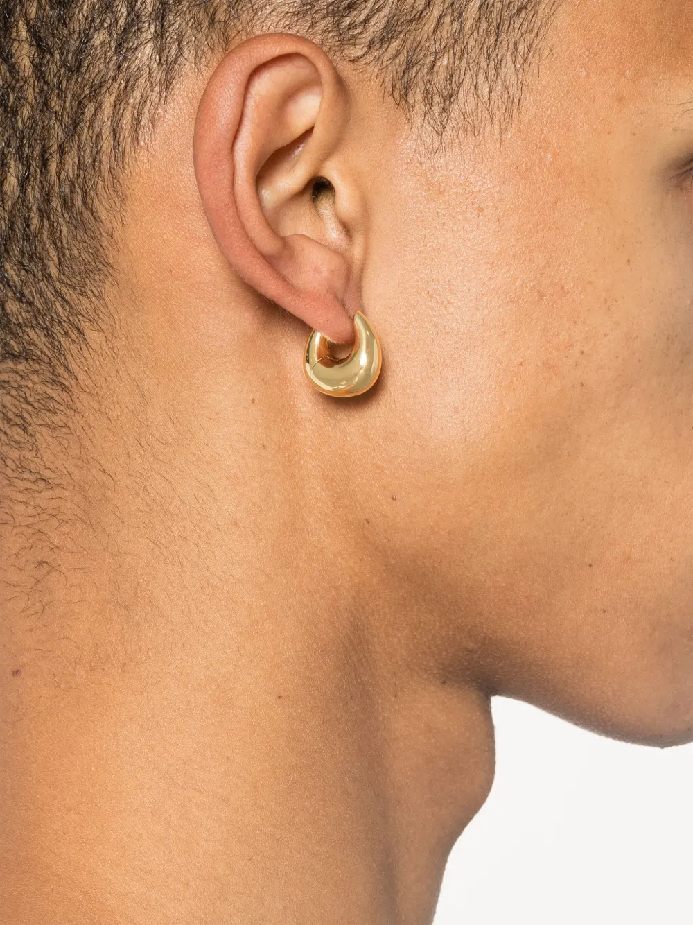 Tom Wood small Bao hoop earrings | Women | Image 2