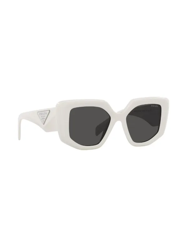 Prada Eyewear Lunette De Soleil a Logo Triangulaire Blanc FARFETCH FR