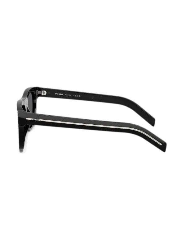 Prada Eyewear メタルプレート サングラス | ブラック | FARFETCH JP