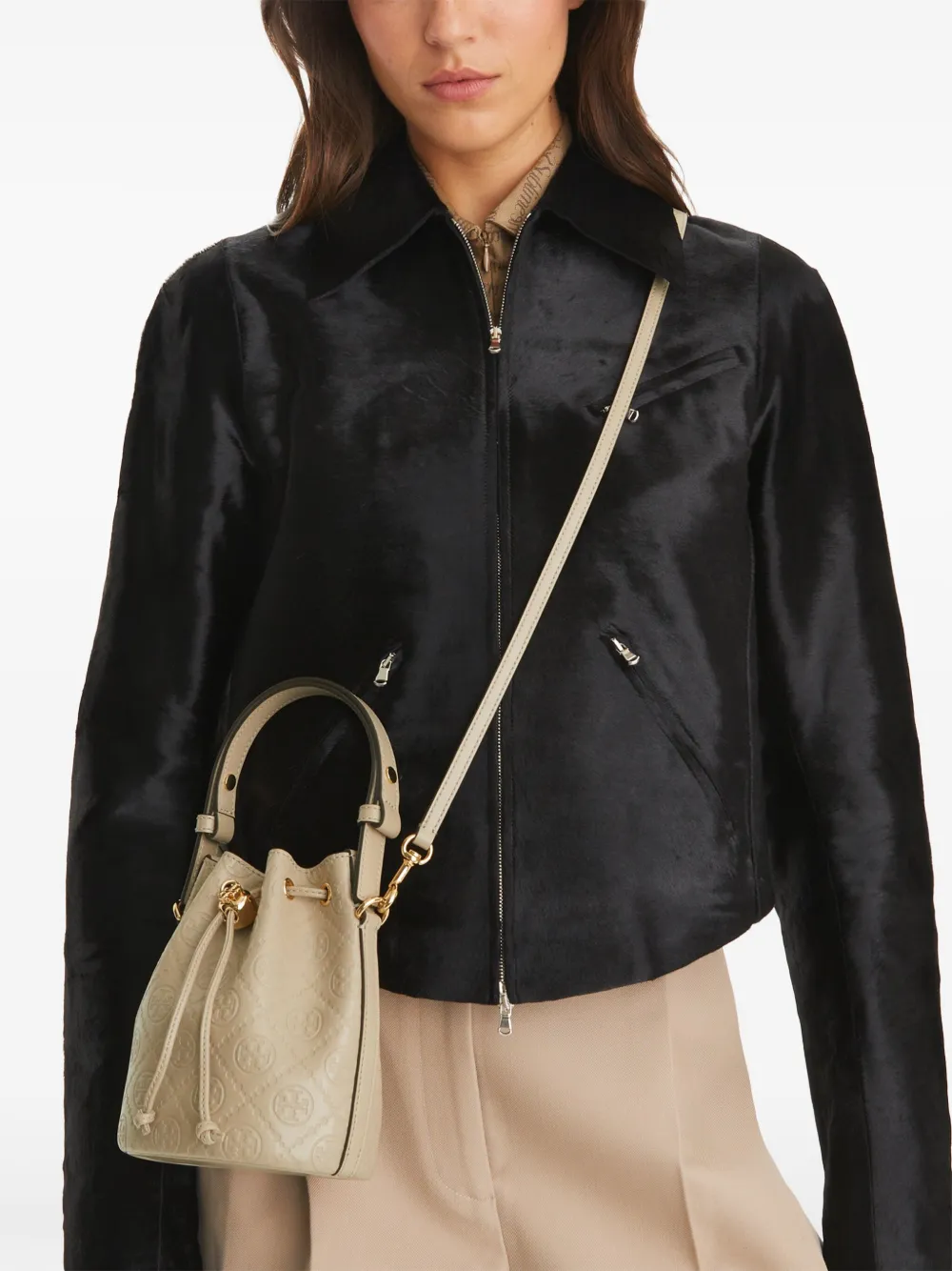 Tory Burch bolsa bucket mini con T Monogram | Image 2